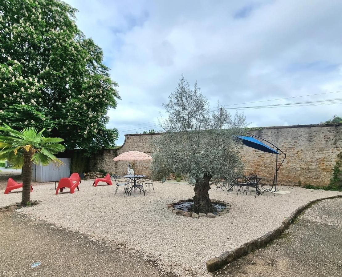 Le Manoir- Cluny Bed & Breakfast Bagian luar foto