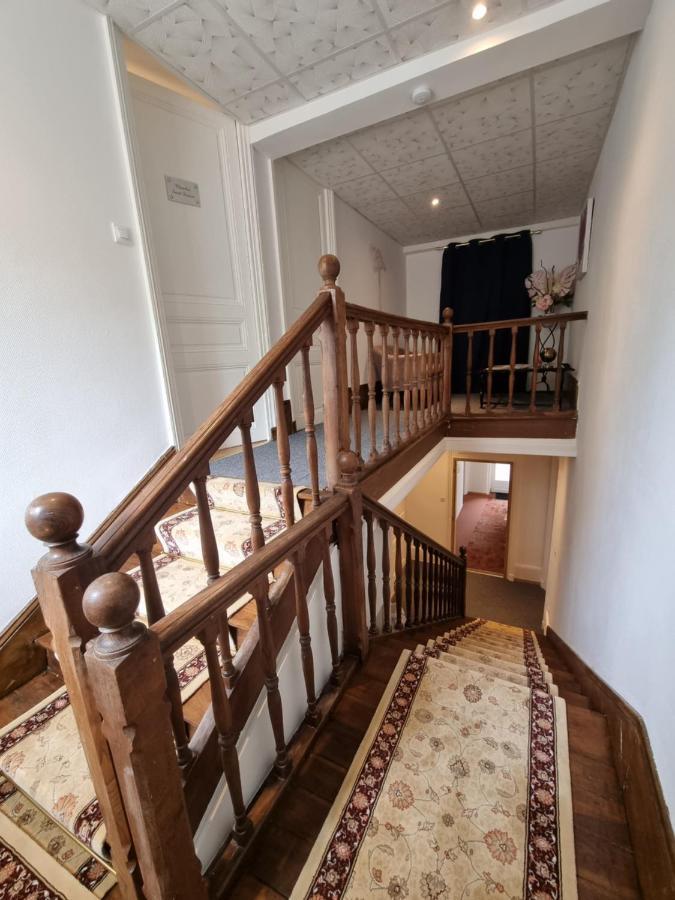 Le Manoir- Cluny Bed & Breakfast Bagian luar foto