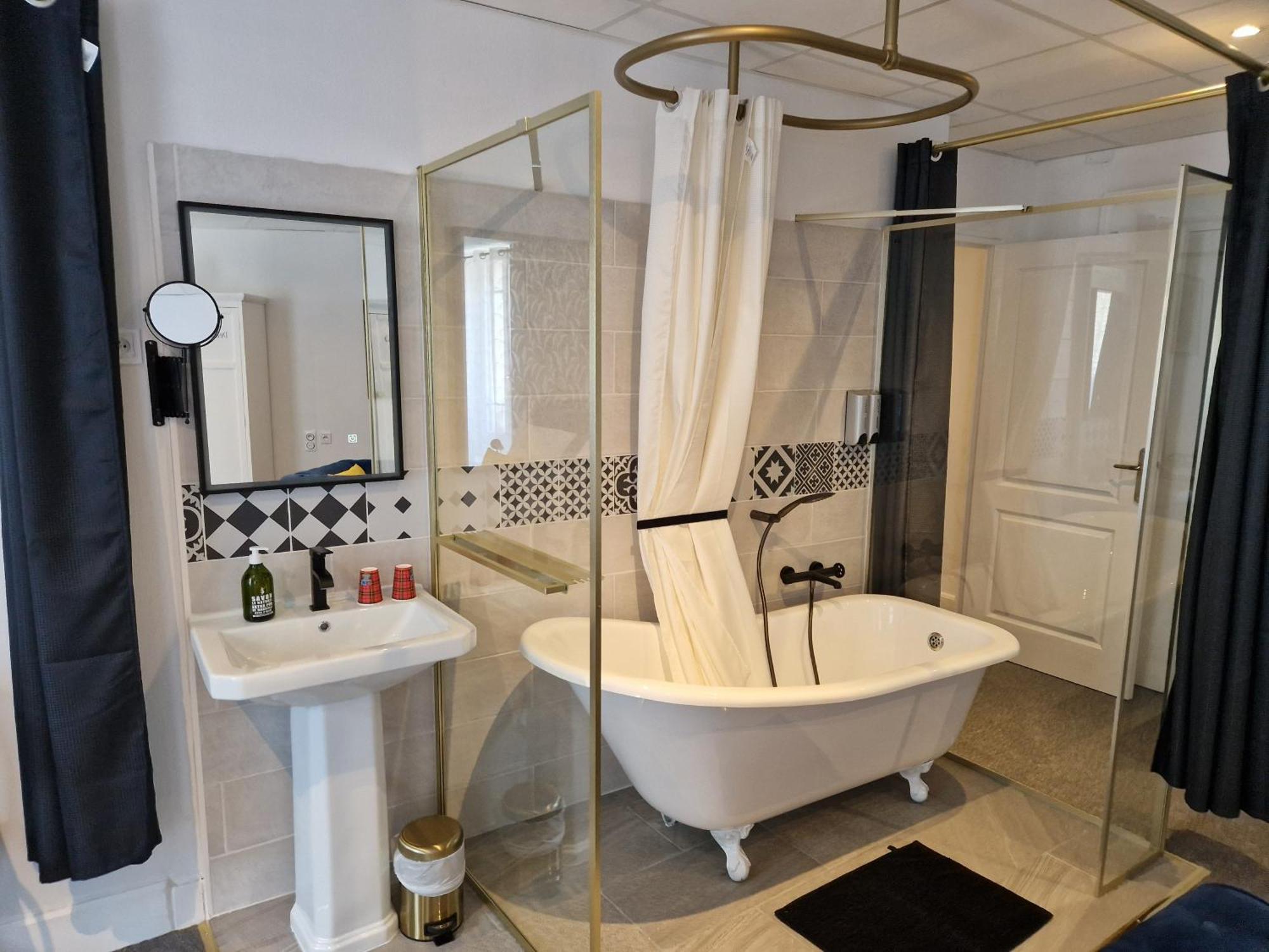 Le Manoir- Cluny Bed & Breakfast Bagian luar foto