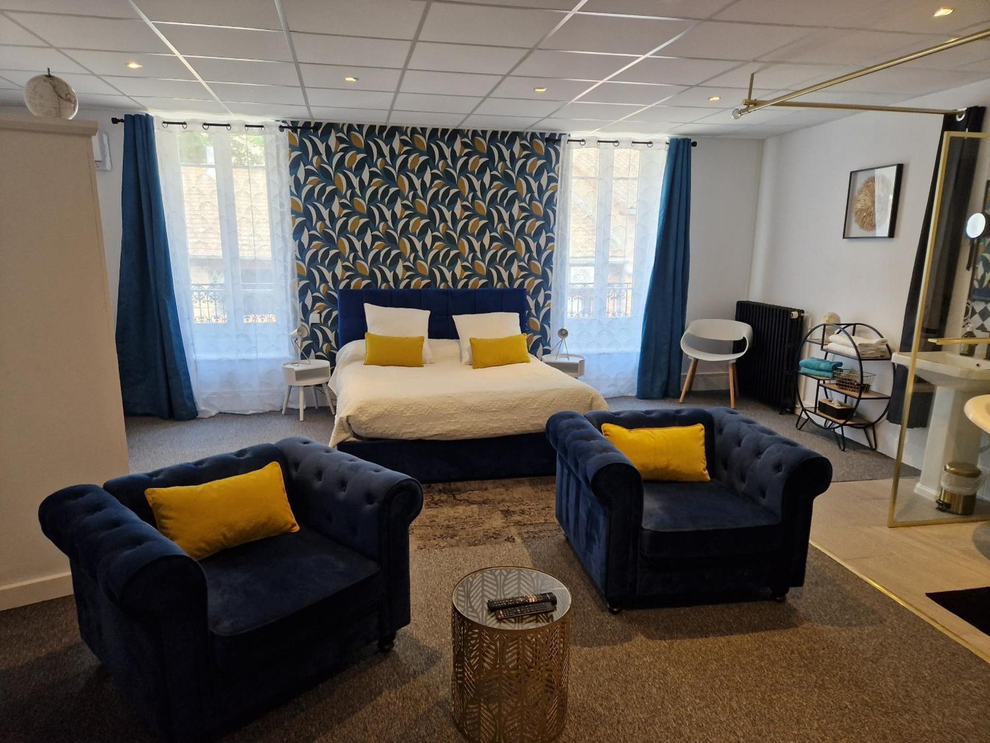 Le Manoir- Cluny Bed & Breakfast Bagian luar foto